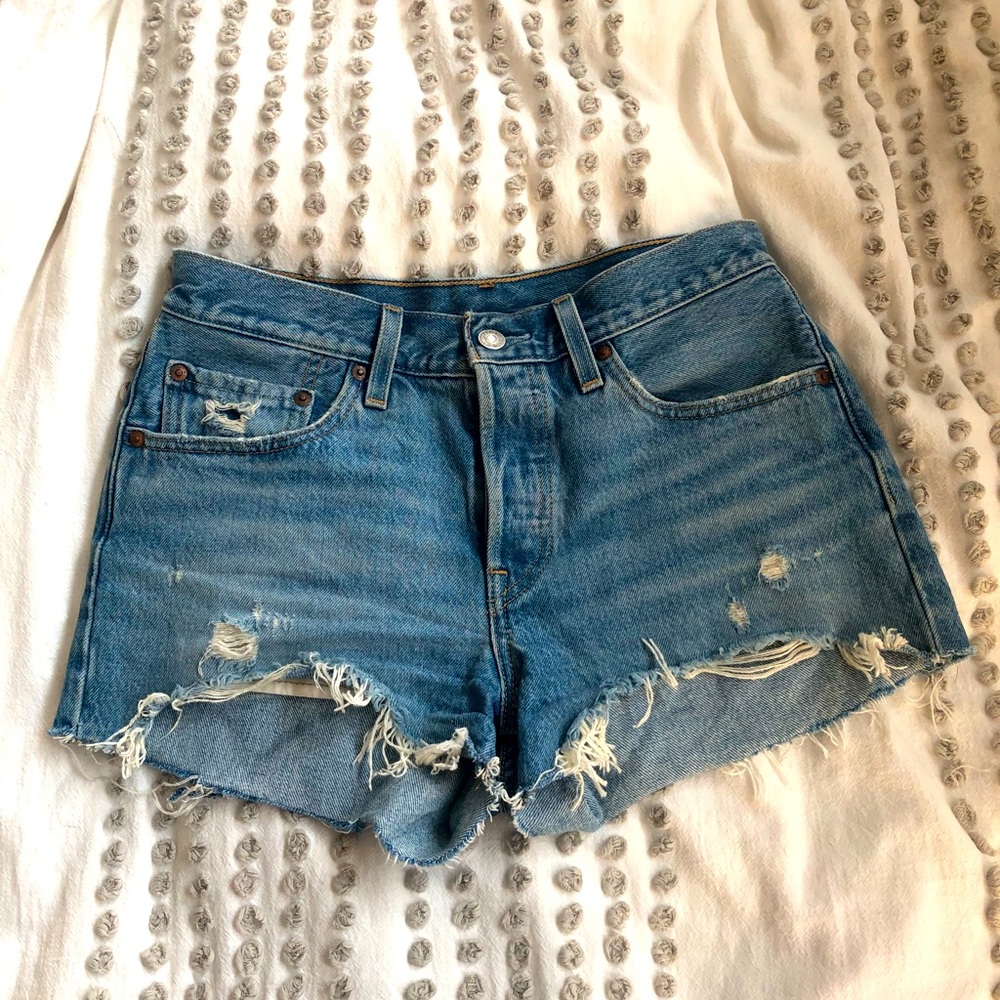 Levi’s denim cut off shorts in size 26
